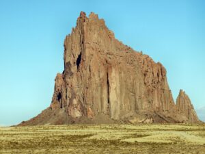 Shiprock: čudesna  geološka formacija i sveta planina Navajo naroda