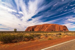 U AUSTRALIJI SE NALAZI STIJENA KOJA MIJENJA BOJU. VLASTI SU NA STIJENU ZABRANILE PENJANJE, A NE SMIJE SE NI FOTOGRAFIRATI IZ BILO KOJEG UGLA